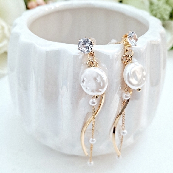 💖 2/$30 Pearl & Gold tone long Rhinestone tassel glam drop cute earrings - Picture 5 of 8